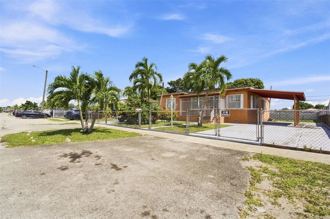 For Sale: $558,000 (3 beds, 1 baths, 924 Square Feet)
