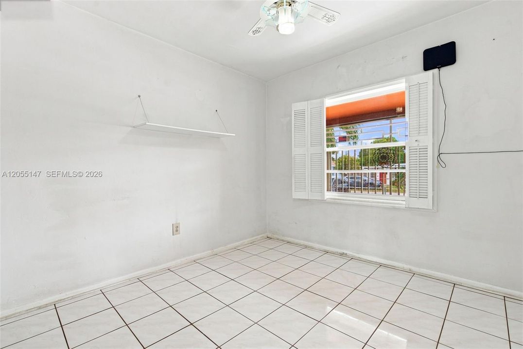 For Sale: $558,000 (3 beds, 1 baths, 924 Square Feet)