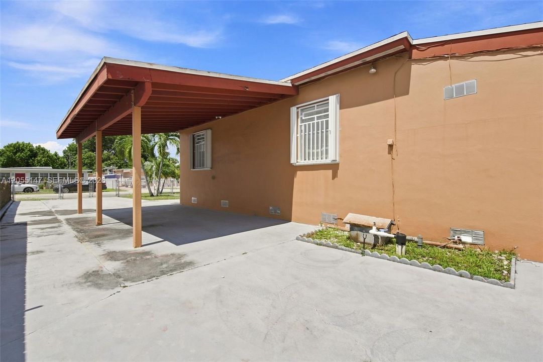 For Sale: $558,000 (3 beds, 1 baths, 924 Square Feet)