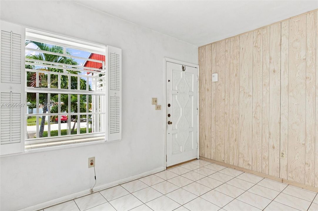 For Sale: $558,000 (3 beds, 1 baths, 924 Square Feet)