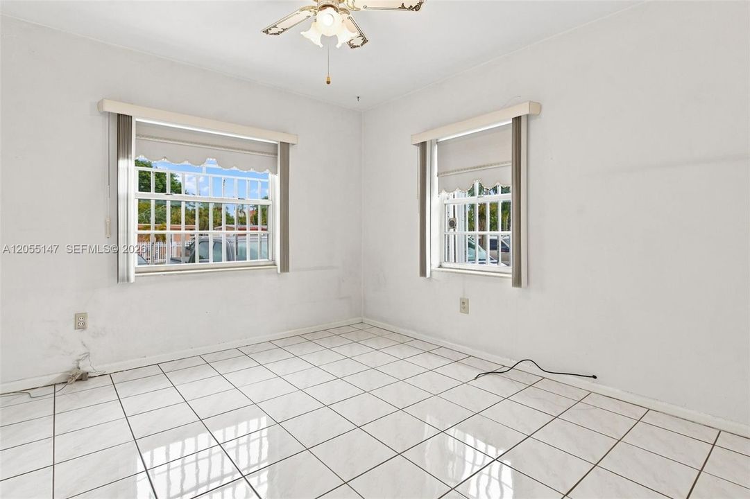 For Sale: $558,000 (3 beds, 1 baths, 924 Square Feet)