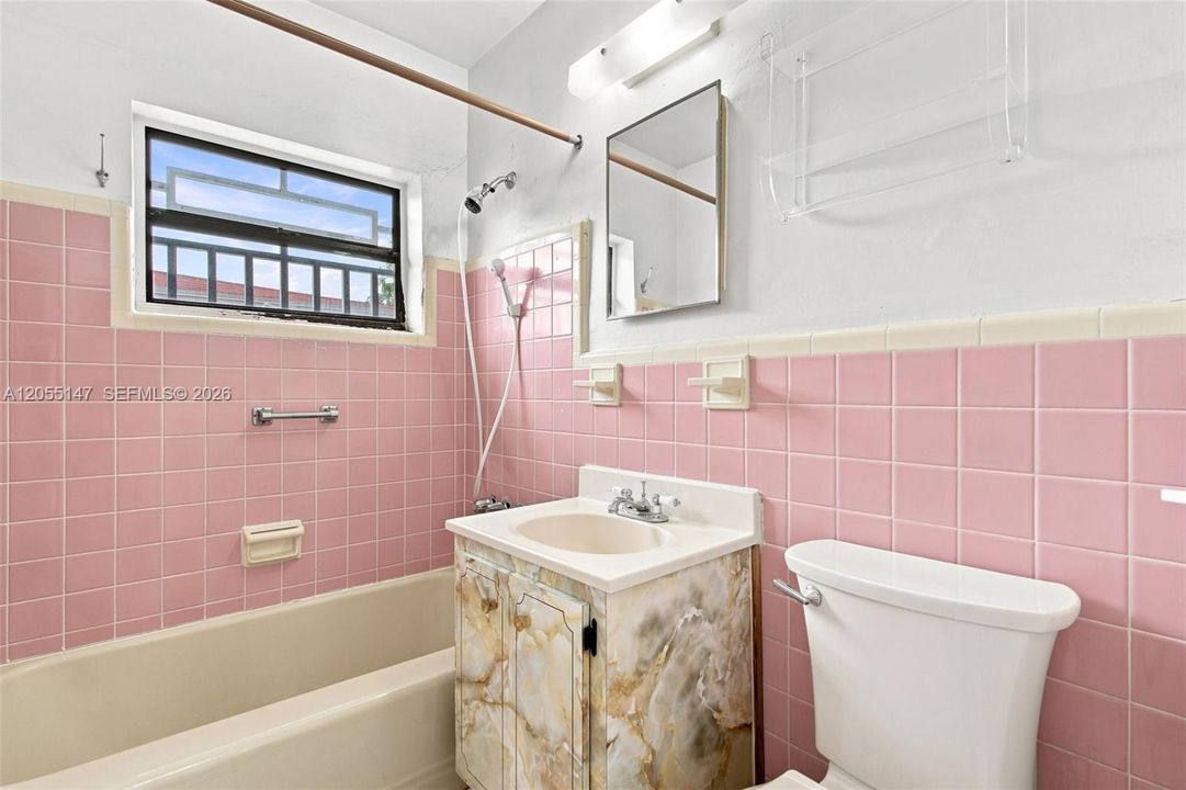 For Sale: $558,000 (3 beds, 1 baths, 924 Square Feet)