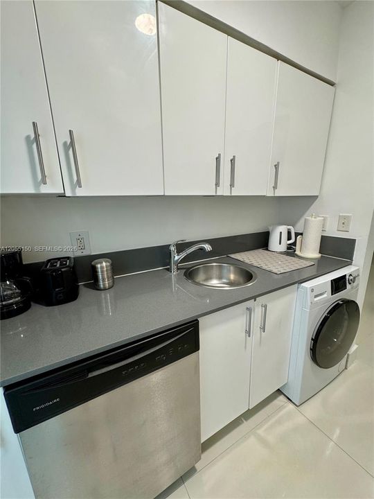 For Rent: $1,950 (0 beds, 1 baths, 490 Square Feet)