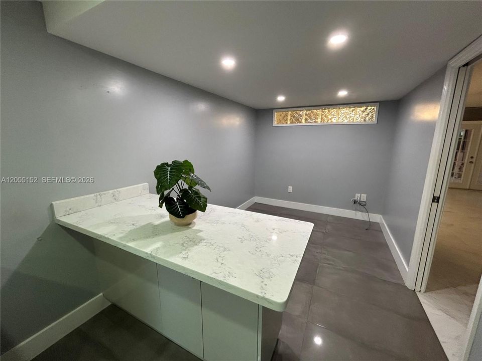 Под контрактом: $2,995 (3 спален, 2 ванн, 1628 Квадратных фут)