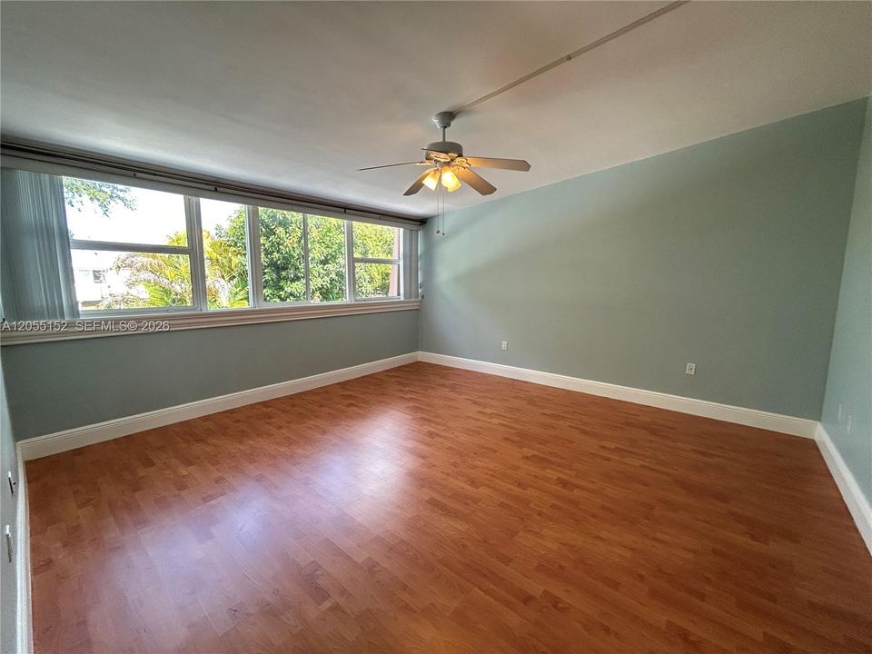 Под контрактом: $2,995 (3 спален, 2 ванн, 1628 Квадратных фут)