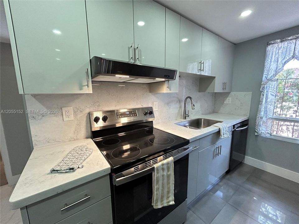 Под контрактом: $2,995 (3 спален, 2 ванн, 1628 Квадратных фут)