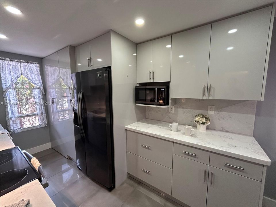 Под контрактом: $2,995 (3 спален, 2 ванн, 1628 Квадратных фут)