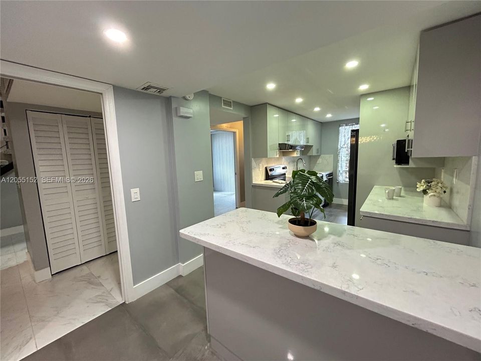 Под контрактом: $2,995 (3 спален, 2 ванн, 1628 Квадратных фут)