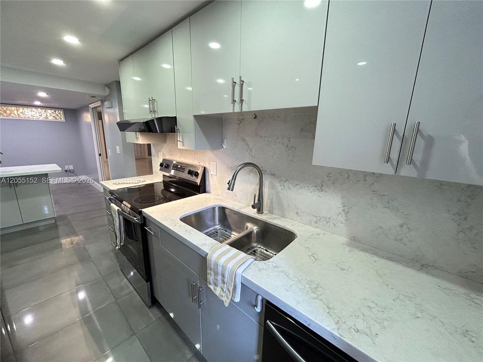 Под контрактом: $2,995 (3 спален, 2 ванн, 1628 Квадратных фут)
