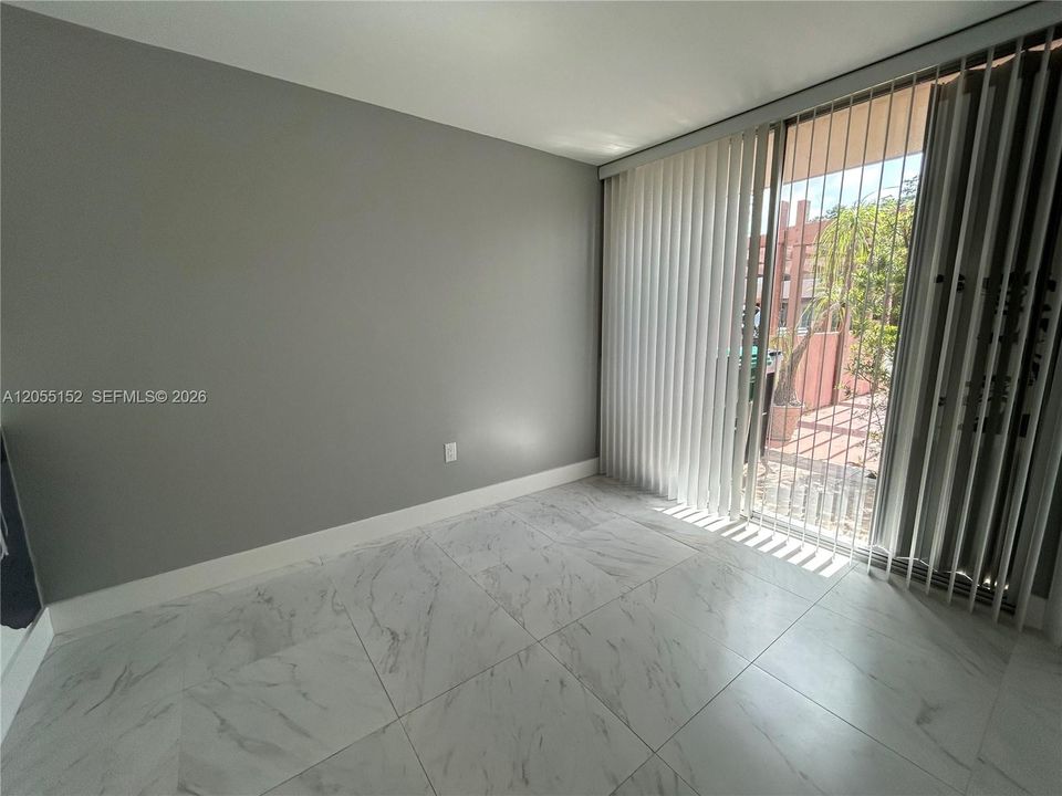 Под контрактом: $2,995 (3 спален, 2 ванн, 1628 Квадратных фут)