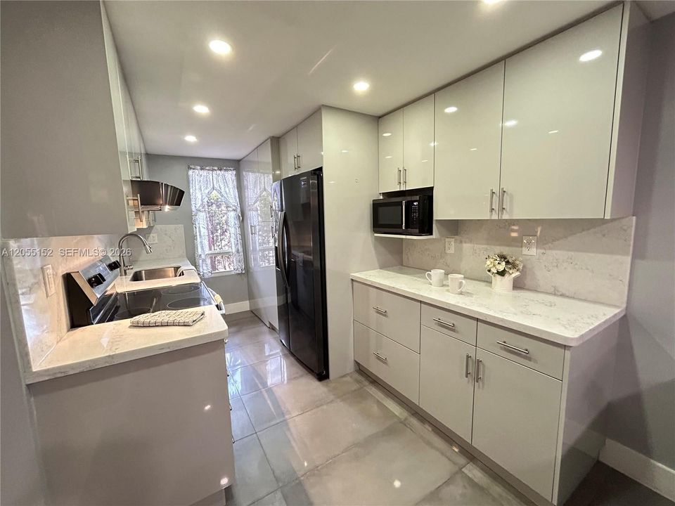 Под контрактом: $2,995 (3 спален, 2 ванн, 1628 Квадратных фут)