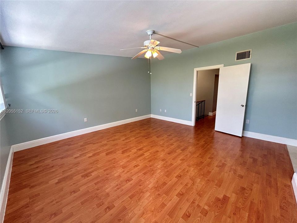 Под контрактом: $2,995 (3 спален, 2 ванн, 1628 Квадратных фут)