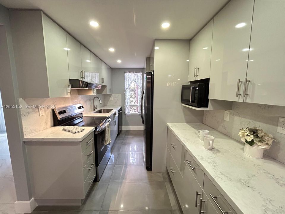 Под контрактом: $2,995 (3 спален, 2 ванн, 1628 Квадратных фут)