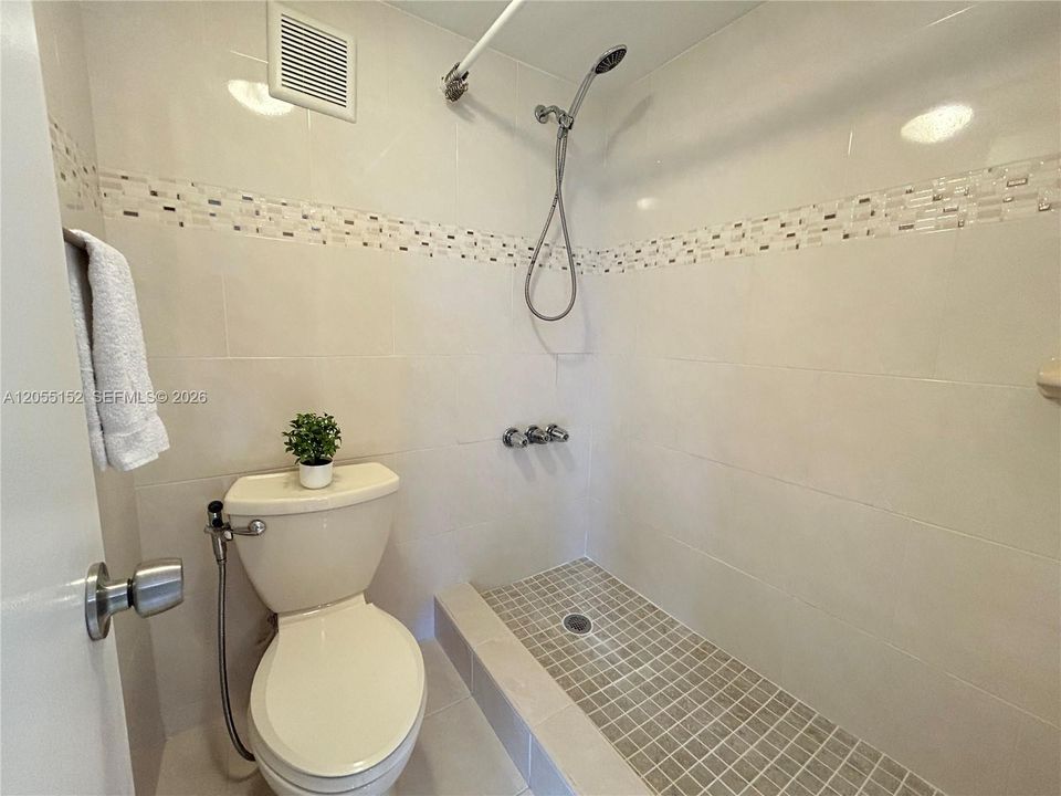 Под контрактом: $2,995 (3 спален, 2 ванн, 1628 Квадратных фут)