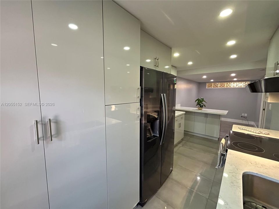 Под контрактом: $2,995 (3 спален, 2 ванн, 1628 Квадратных фут)