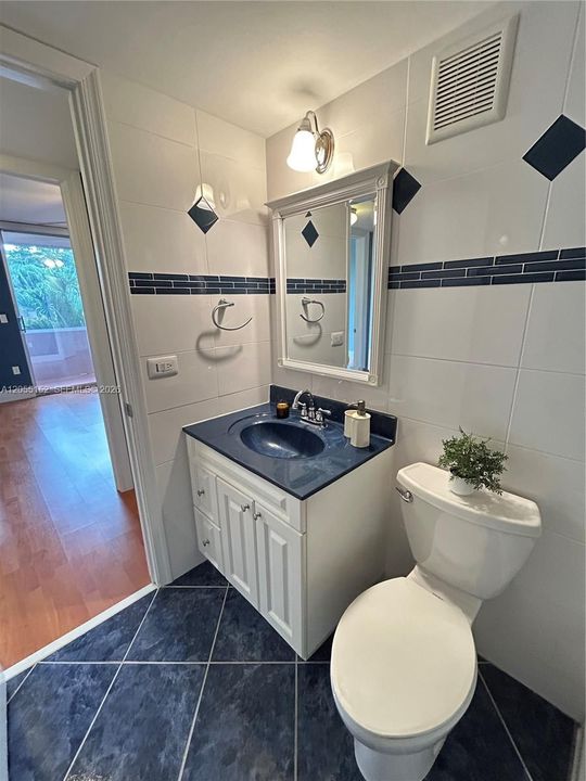 Под контрактом: $2,995 (3 спален, 2 ванн, 1628 Квадратных фут)