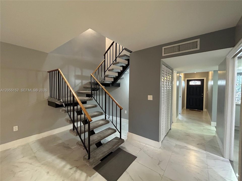 Под контрактом: $2,995 (3 спален, 2 ванн, 1628 Квадратных фут)
