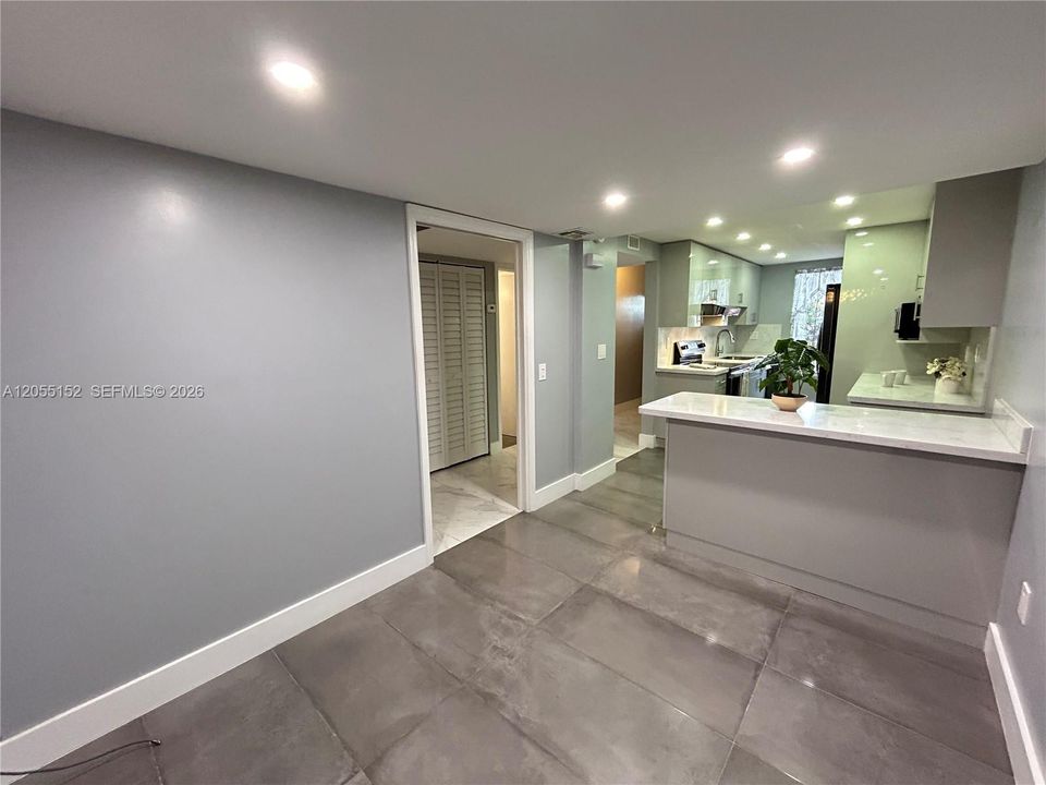 Под контрактом: $2,995 (3 спален, 2 ванн, 1628 Квадратных фут)