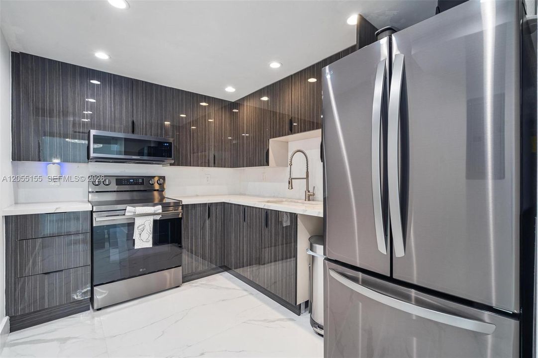 На продажу: $950,000 (2 спален, 2 ванн, 902 Квадратных фут)