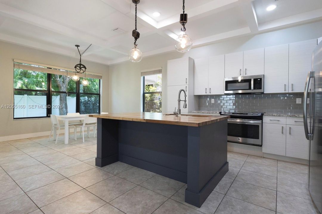 En Venta: $680,000 (3 camas, 2 baños, 2025 Pies cuadrados)