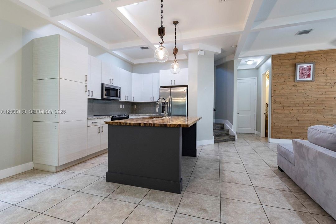 En Venta: $680,000 (3 camas, 2 baños, 2025 Pies cuadrados)