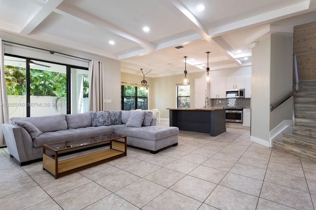 En Venta: $680,000 (3 camas, 2 baños, 2025 Pies cuadrados)