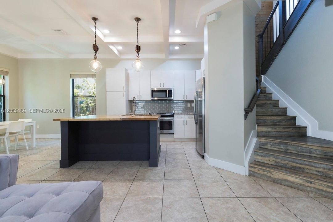En Venta: $680,000 (3 camas, 2 baños, 2025 Pies cuadrados)