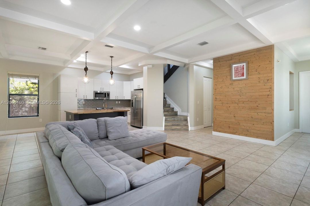 En Venta: $680,000 (3 camas, 2 baños, 2025 Pies cuadrados)