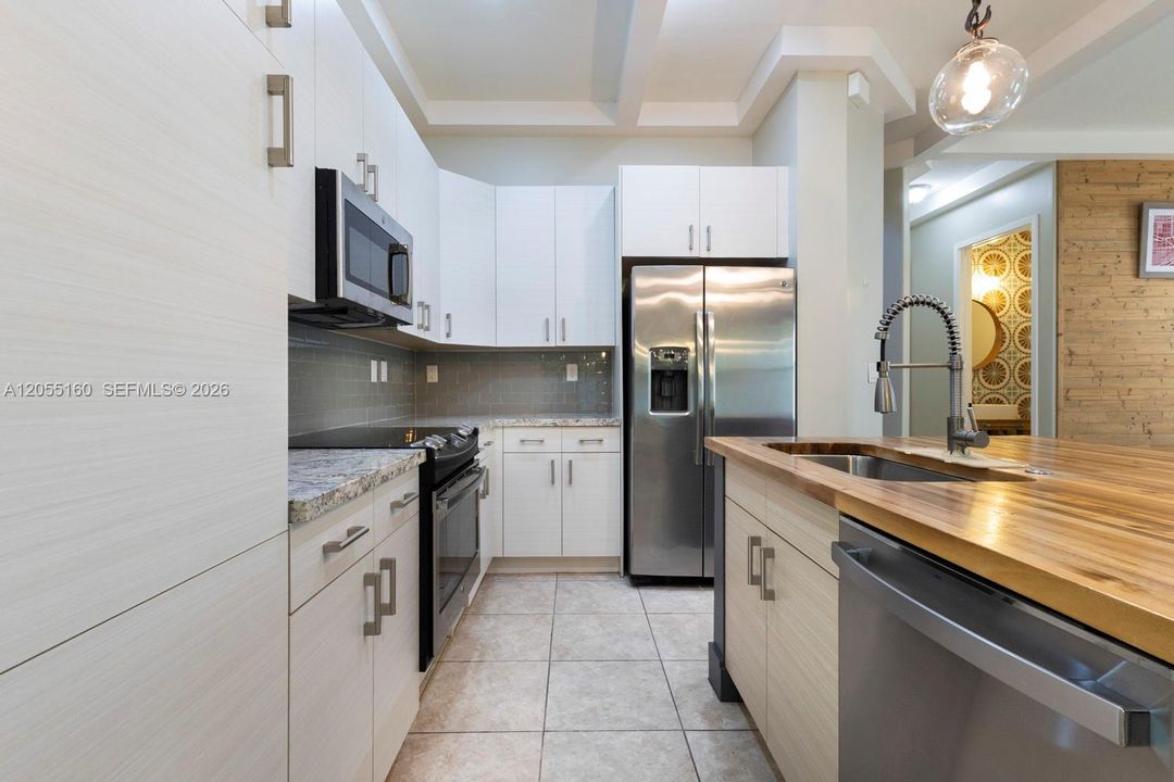 En Venta: $680,000 (3 camas, 2 baños, 2025 Pies cuadrados)