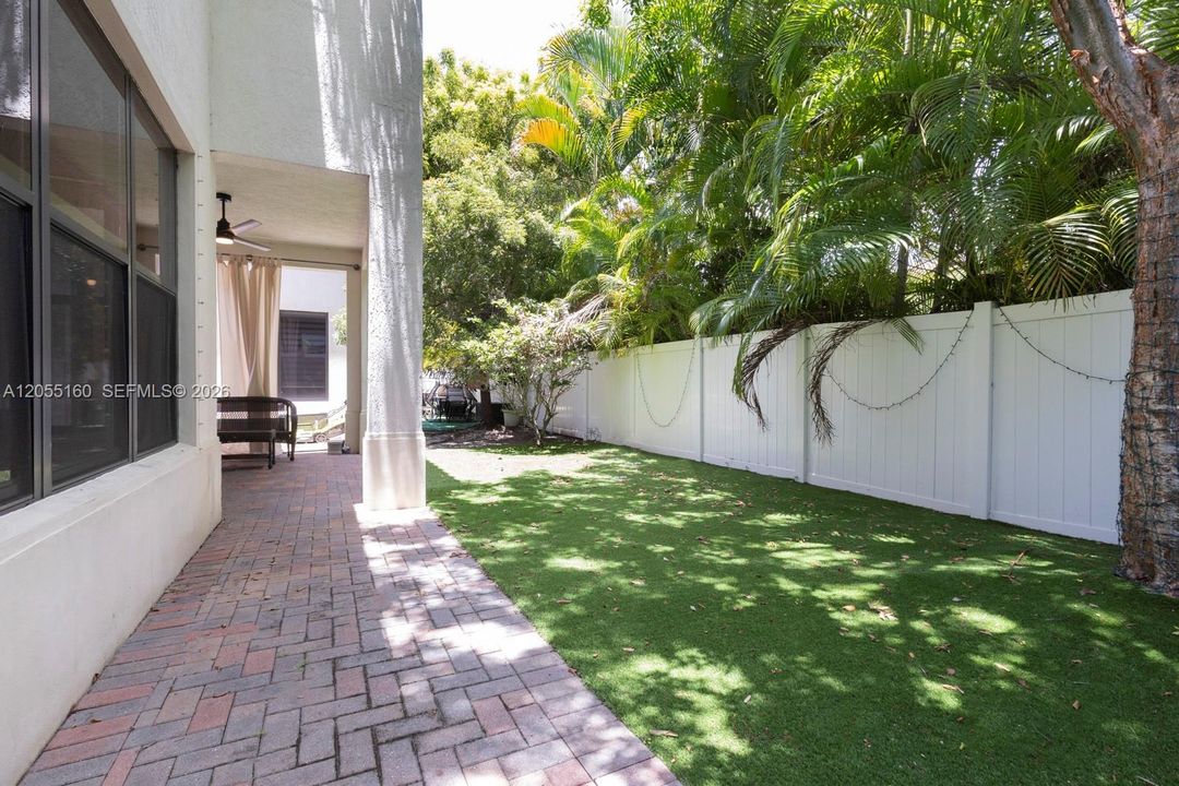 En Venta: $680,000 (3 camas, 2 baños, 2025 Pies cuadrados)