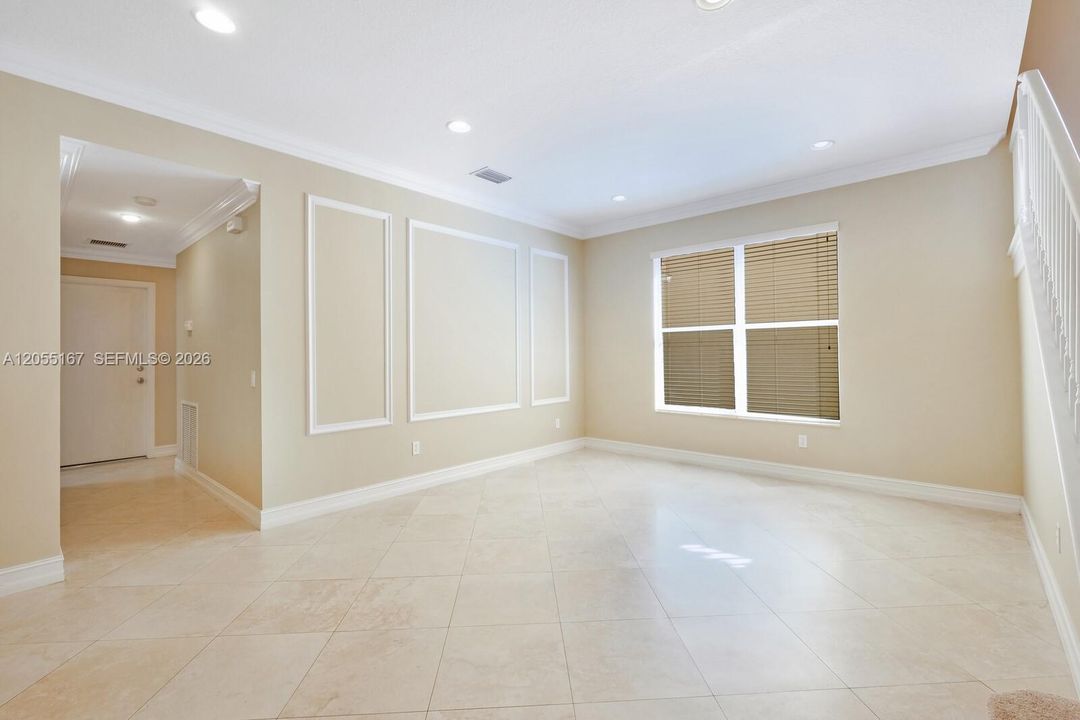 Living room with Elegant Molding