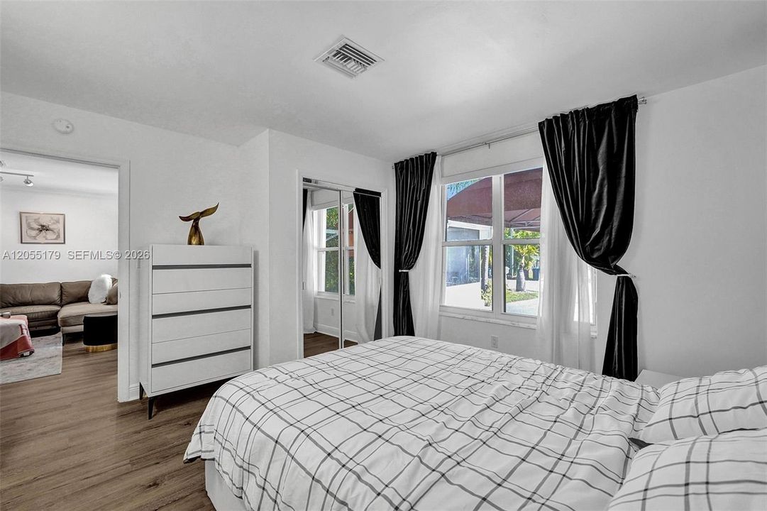 For Rent: $7,700 (5 beds, 2 baths, 1756 Square Feet)