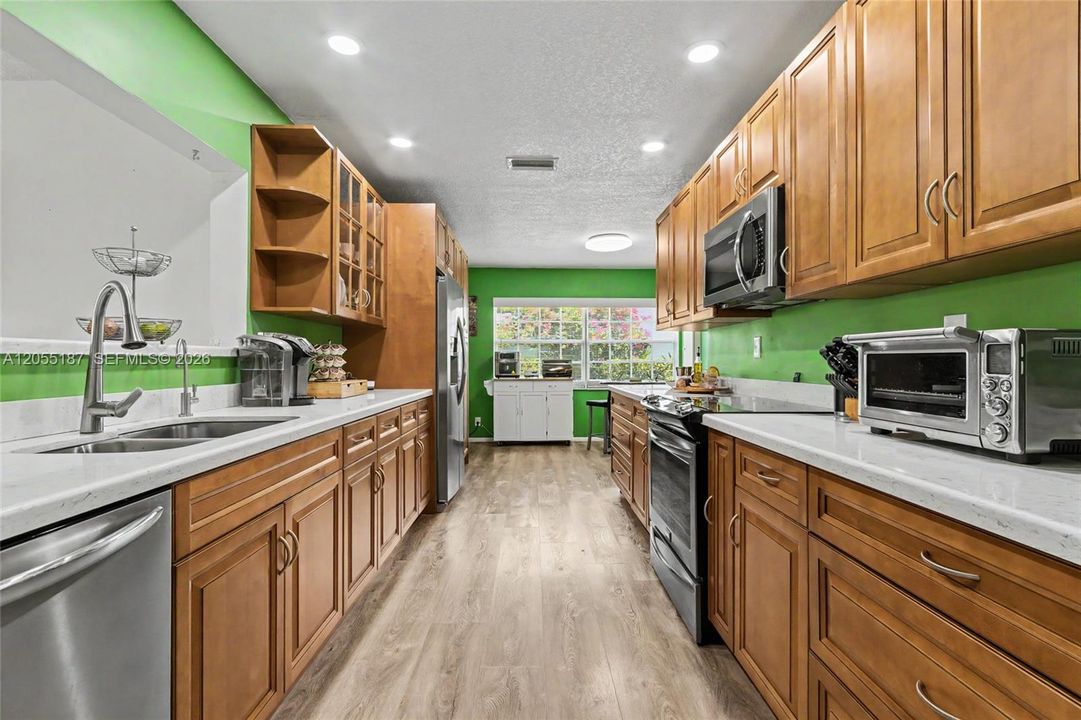 На продажу: $619,900 (3 спален, 2 ванн, 1905 Квадратных фут)