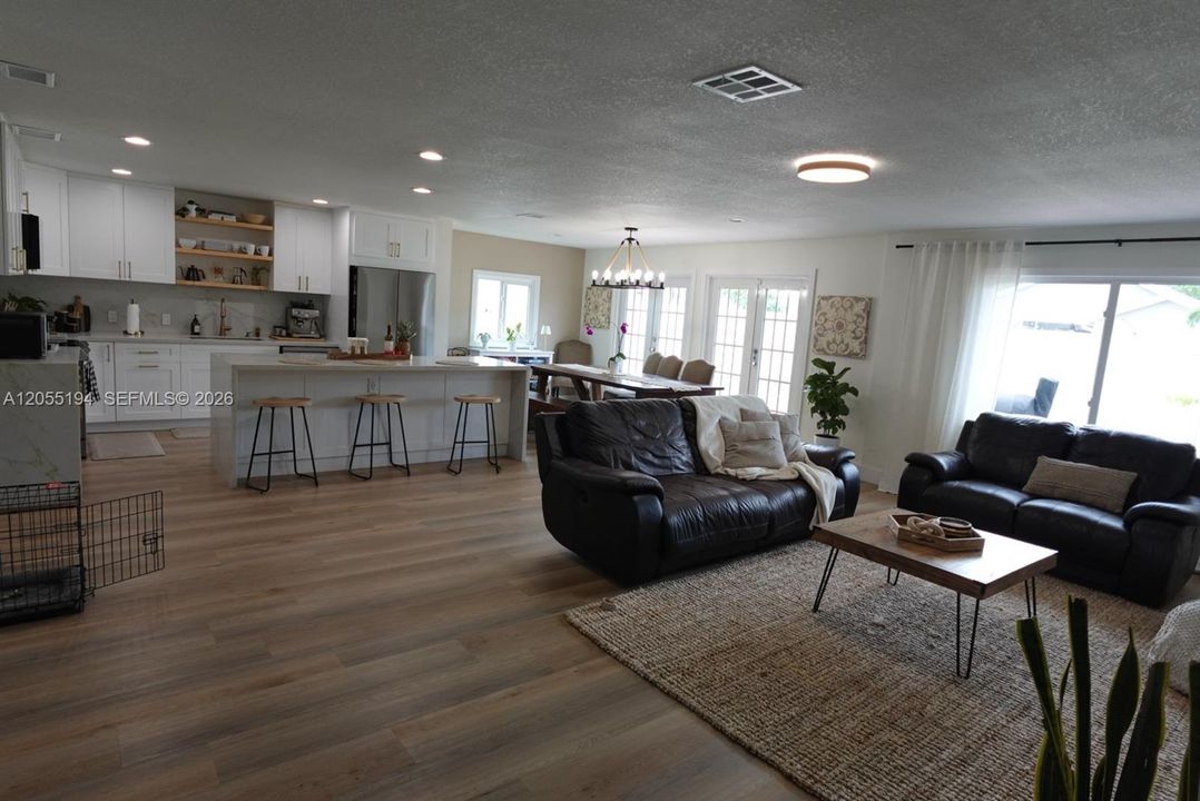 En Venta: $669,990 (4 camas, 2 baños, 1567 Pies cuadrados)