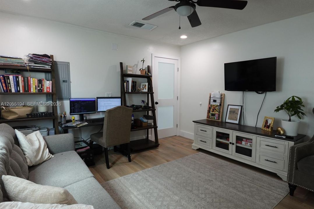 En Venta: $669,990 (4 camas, 2 baños, 1567 Pies cuadrados)