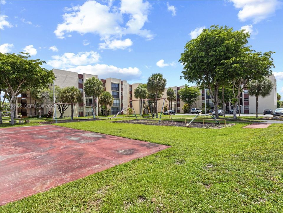 For Sale: $195,000 (1 beds, 1 baths, 776 Square Feet)