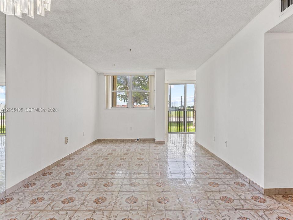 For Sale: $195,000 (1 beds, 1 baths, 776 Square Feet)