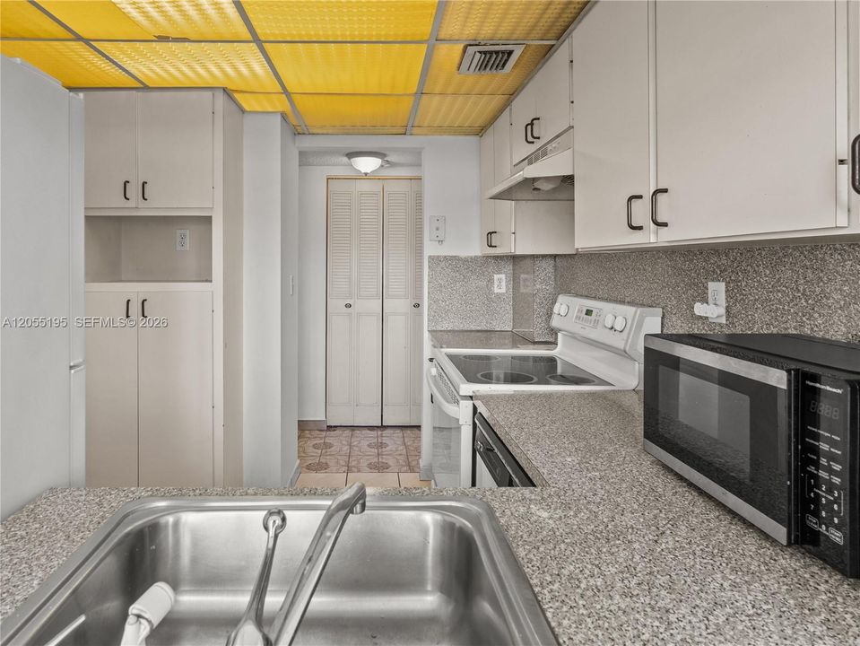 For Sale: $195,000 (1 beds, 1 baths, 776 Square Feet)