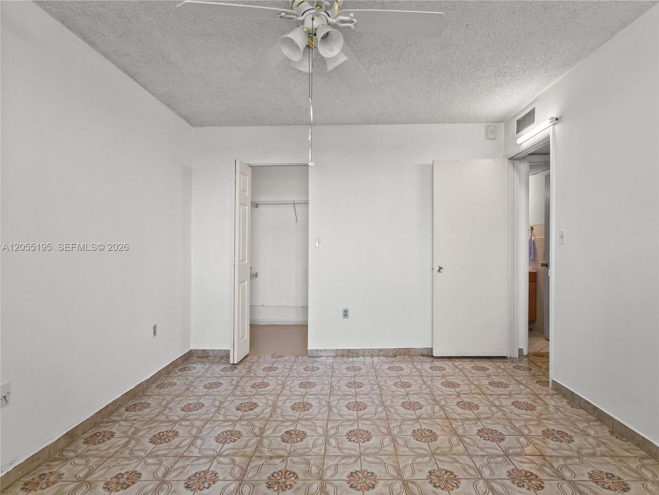 For Sale: $195,000 (1 beds, 1 baths, 776 Square Feet)