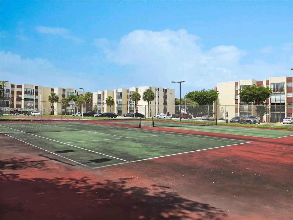 For Sale: $195,000 (1 beds, 1 baths, 776 Square Feet)