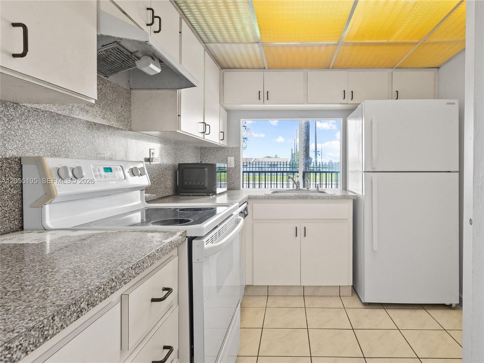 For Sale: $195,000 (1 beds, 1 baths, 776 Square Feet)
