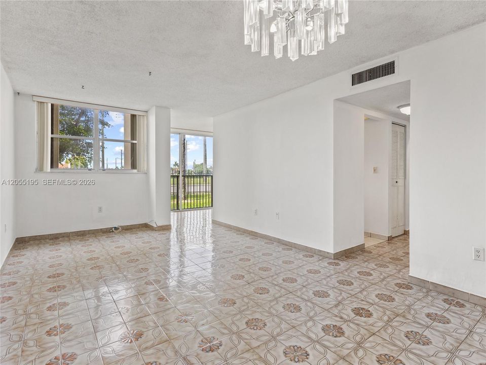 For Sale: $195,000 (1 beds, 1 baths, 776 Square Feet)