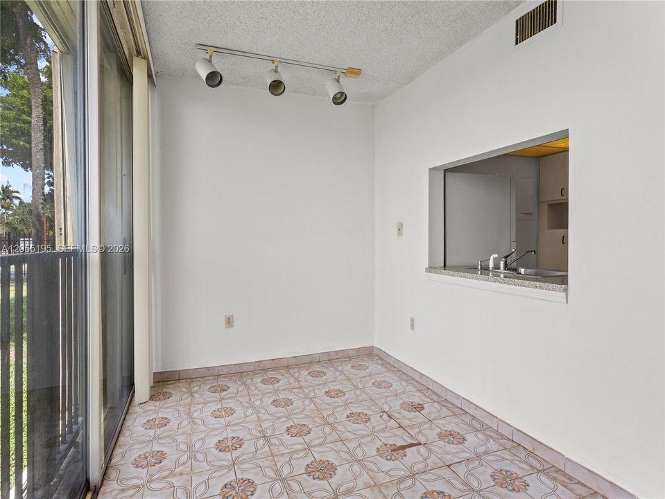 For Sale: $195,000 (1 beds, 1 baths, 776 Square Feet)