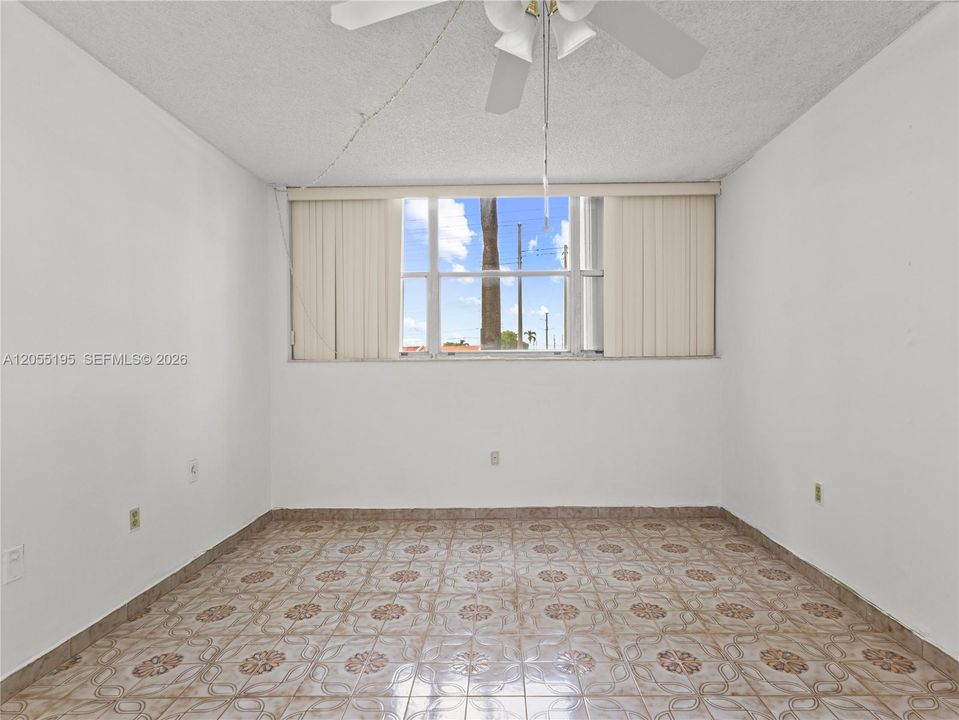 For Sale: $195,000 (1 beds, 1 baths, 776 Square Feet)