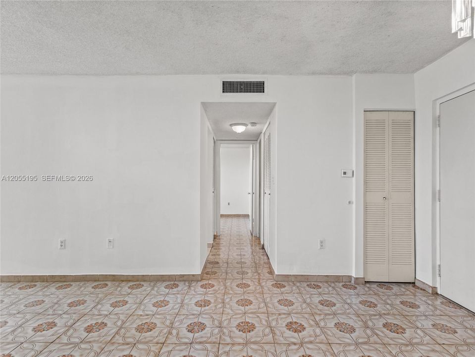 For Sale: $195,000 (1 beds, 1 baths, 776 Square Feet)