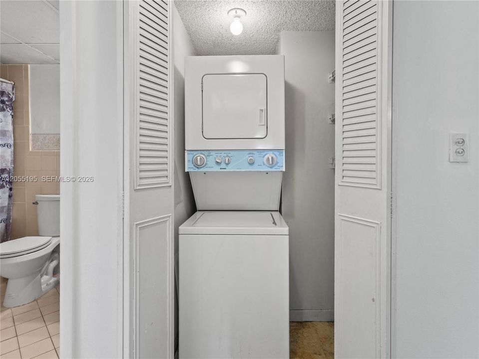 For Sale: $195,000 (1 beds, 1 baths, 776 Square Feet)