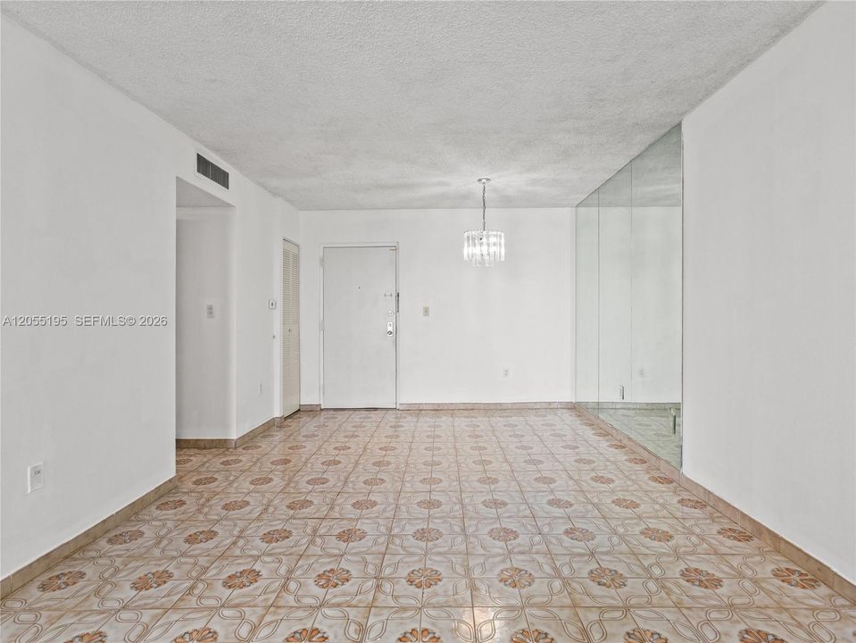 For Sale: $195,000 (1 beds, 1 baths, 776 Square Feet)