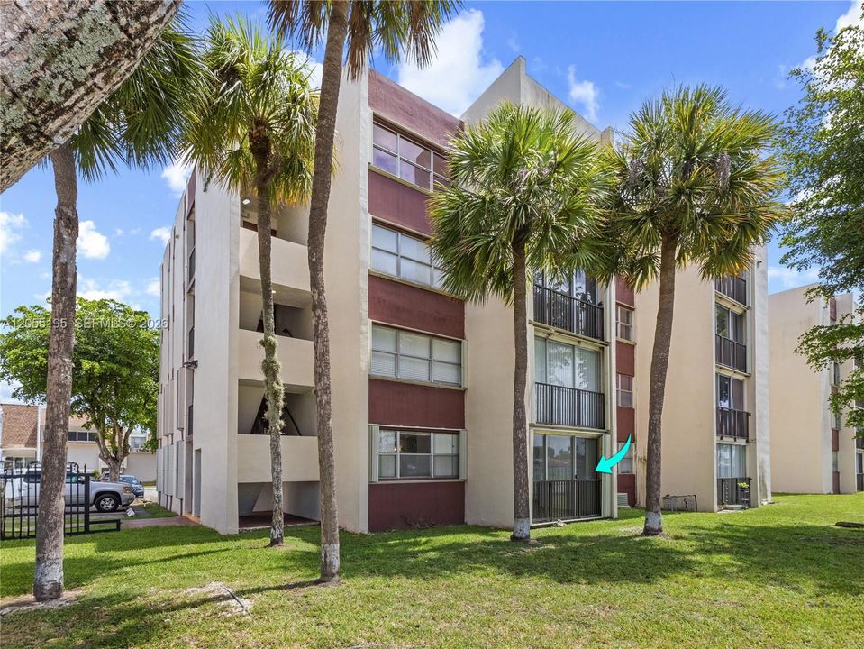 For Sale: $195,000 (1 beds, 1 baths, 776 Square Feet)