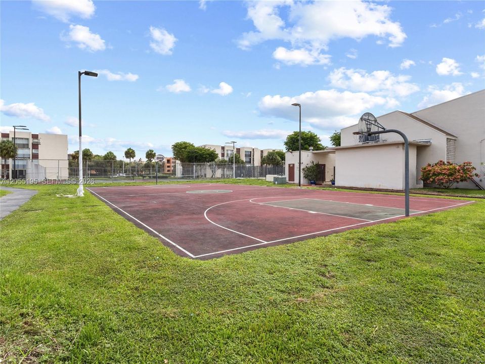 For Sale: $195,000 (1 beds, 1 baths, 776 Square Feet)