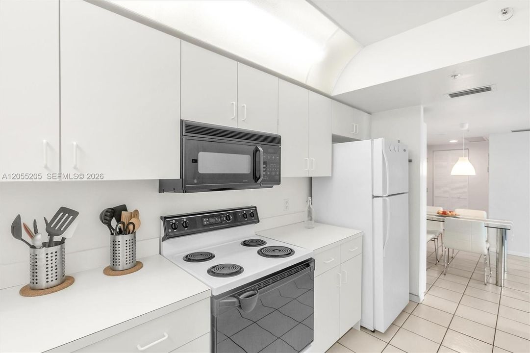 В аренду: $4,000 (2 спален, 2 ванн, 960 Квадратных фут)